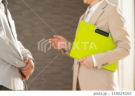 マンションを案内する不動産営業のミドル女性と顧客の男性 119024163