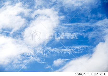 秋の空 青空 晴れ 10月 空イメージ 【東京都】 119024251