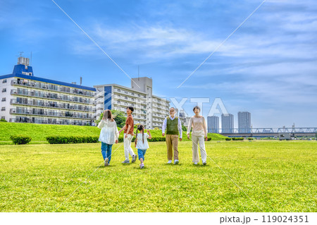河川敷を散歩する人々 119024351