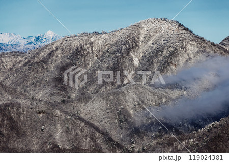 丹沢・塔ノ岳から見る冬の檜洞丸と甲斐駒ヶ岳 119024381