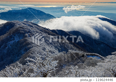 冬の丹沢・塔ノ岳山頂から見る雲流れる表尾根・大山 冬の丹沢・塔ノ岳山頂から見る雲流れる表尾根・大山 119024446
