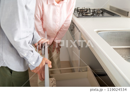 賃貸マンションの内見をするミドル〜シニア夫婦 119024534