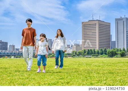 笑顔の仲良し家族 119024730