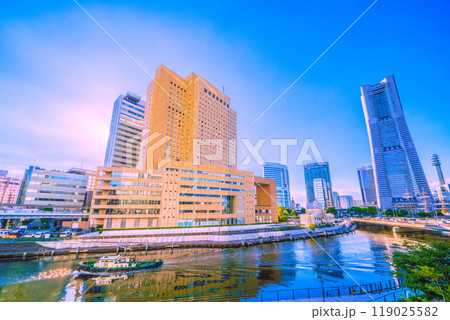 日本の横浜都市景観 桜木町駅 新南口(市役所口)、市役所側からみなとみらいの街などを望む 日本の横浜都市景観 桜木町駅 新南口(市役所口)、市役所側からみなとみらいの街などを望む 119025582