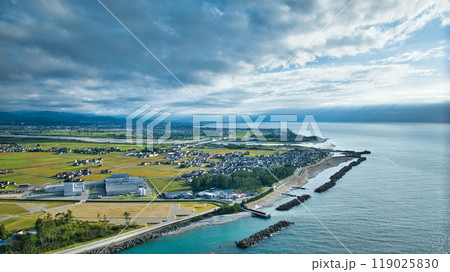 黒部川右岸側河口上空から見た周辺の様子　富山湾や黒部川扇状地 119025830