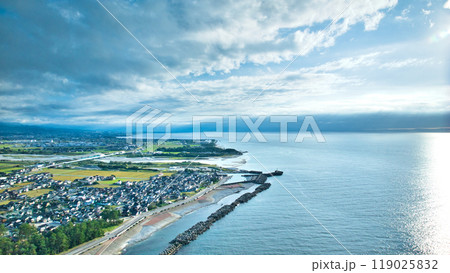 黒部川右岸側河口上空から見た周辺の様子　富山湾や黒部川扇状地 119025832