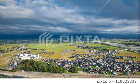 黒部川右岸側河口上空から見た周辺の様子　富山湾や黒部川扇状地 119025838