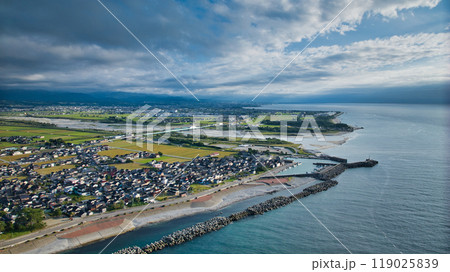 黒部川右岸側河口上空から見た周辺の様子　富山湾や黒部川扇状地 119025839