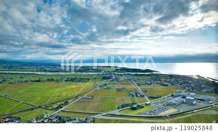 黒部川右岸側河口上空から見た周辺の様子 富山湾や黒部川扇状地 黒部川右岸側河口上空から見た周辺の様子 富山湾や黒部川扇状地 119025848