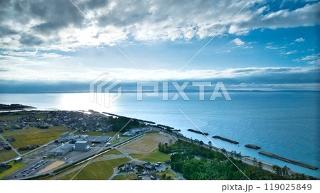 黒部川右岸側河口上空から見た周辺の様子　富山湾や黒部川扇状地 119025849