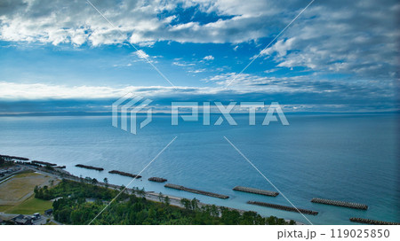 黒部川右岸側河口上空から見た周辺の様子　富山湾や黒部川扇状地 119025850