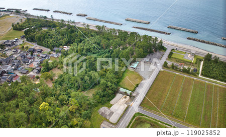 黒部川右岸側河口上空から見た周辺の様子 富山湾や黒部川扇状地 黒部川右岸側河口上空から見た周辺の様子 富山湾や黒部川扇状地 119025852