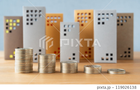 並んだ硬貨と不動産　資産　ビル　マンション　不動産価格　資産の逓減　減価償却費　償却資産 119026138