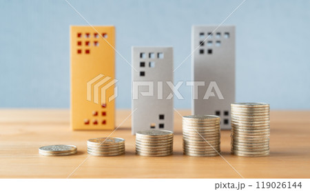 並んだ硬貨と不動産　逓増　資産　投資　税金　相続　ビル　マンション　不動産価格 119026144