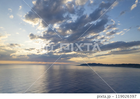 夕方の空から海を眺める 夕方の空から海を眺める 119026397