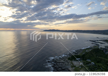 夕方の空から海岸を眺める 夕方の空から海岸を眺める 119026398
