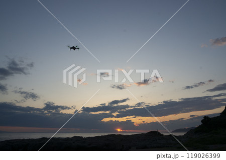夕暮れ時の海とドローン 夕暮れ時の海とドローン 119026399