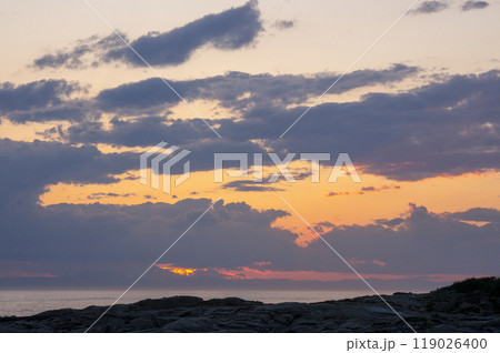 夕暮れ時の海と雲 夕暮れ時の海と雲 119026400