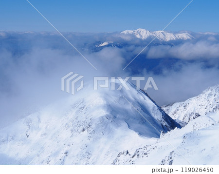 木曽駒ヶ岳から望む冬の御嶽山 木曽駒ヶ岳から望む冬の御嶽山 119026450