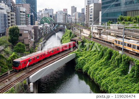 【聖橋】神田川橋梁を渡る中央線と丸の内線の列車 119026474
