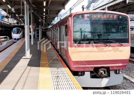 【品川駅】出発を待つ常磐線の赤電 119026481