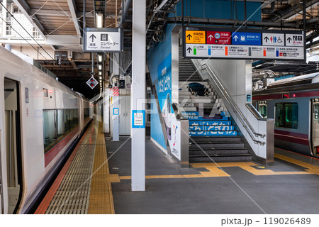 【品川駅】出発を待つ常磐線の特急列車と赤電 【品川駅】出発を待つ常磐線の特急列車と赤電 119026489