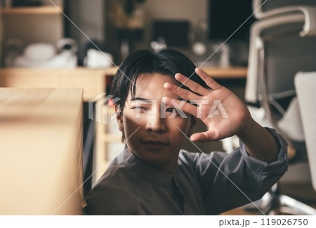 男性ポートレート　屋内撮影 119026750