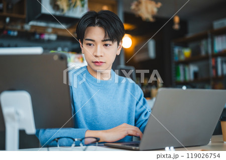 男性の室内ポートレート 男性の室内ポートレート 119026754