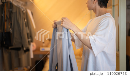 男性の室内ポートレート 男性の室内ポートレート 119026758