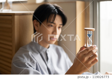 男性ポートレート　屋内撮影 119026773