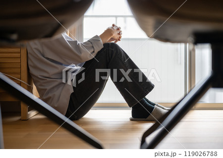 男性の室内ポートレート 男性の室内ポートレート 119026788