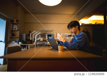 男性の室内ポートレート 119026800