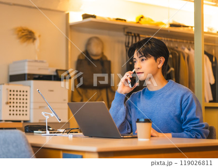 男性ポートレート　屋内撮影 119026811