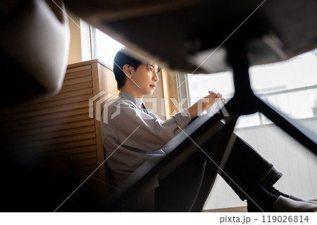 男性ポートレート 屋内撮影 男性ポートレート 屋内撮影 119026814