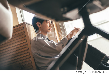 男性の室内ポートレート 119026815