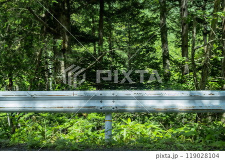 山の中のガードレール 119028104