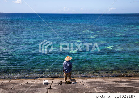 釣りを楽しむ人（沖縄県北谷町砂辺） 119028197