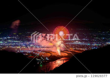 絶景の夜空に映える都市景観風景と夜花火「八代全国花火競技大会(さかもと八竜天文台)」(八代市坂本町) 119028377