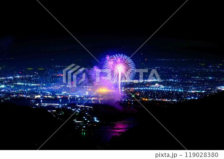絶景の夜空に映える都市景観風景と夜花火「八代全国花火競技大会(さかもと八竜天文台)」(八代市坂本町) 119028380