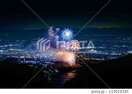 絶景の夜空に映える都市景観風景と夜花火「八代全国花火競技大会(さかもと八竜天文台)」(八代市坂本町) 絶景の夜空に映える都市景観風景と夜花火「八代全国花火競技大会(さかもと八竜天文台)」(八代市坂本町) 119028385