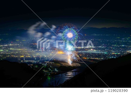 絶景の夜空に映える都市景観風景と夜花火「八代全国花火競技大会(さかもと八竜天文台)」(八代市坂本町) 119028390