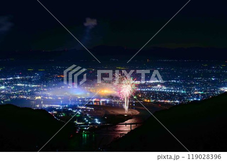 絶景の夜空に映える都市景観風景と夜花火「八代全国花火競技大会(さかもと八竜天文台)」(八代市坂本町) 絶景の夜空に映える都市景観風景と夜花火「八代全国花火競技大会(さかもと八竜天文台)」(八代市坂本町) 119028396