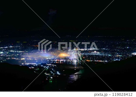 絶景の夜空に映える都市景観風景と夜花火「八代全国花火競技大会(さかもと八竜天文台)」(八代市坂本町) 119028412