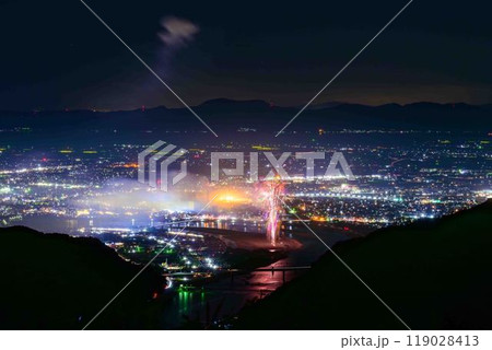 絶景の夜空に映える都市景観風景と夜花火「八代全国花火競技大会(さかもと八竜天文台)」(八代市坂本町) 119028413