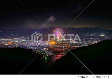 絶景の夜空に映える都市景観風景と夜花火「八代全国花火競技大会(さかもと八竜天文台)」(八代市坂本町) 絶景の夜空に映える都市景観風景と夜花火「八代全国花火競技大会(さかもと八竜天文台)」(八代市坂本町) 119028421