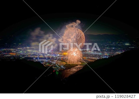 絶景の夜空に映える都市景観風景と夜花火「八代全国花火競技大会(さかもと八竜天文台)」(八代市坂本町) 119028427