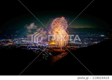絶景の夜空に映える都市景観風景と夜花火「八代全国花火競技大会(さかもと八竜天文台)」(八代市坂本町) 119028428
