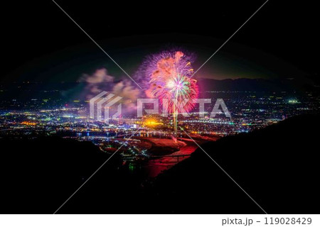 絶景の夜空に映える都市景観風景と夜花火「八代全国花火競技大会(さかもと八竜天文台)」(八代市坂本町) 119028429