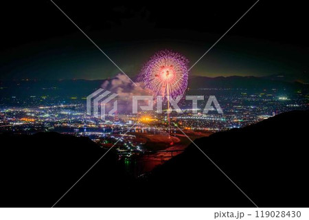 絶景の夜空に映える都市景観風景と夜花火「八代全国花火競技大会(さかもと八竜天文台)」(八代市坂本町) 119028430