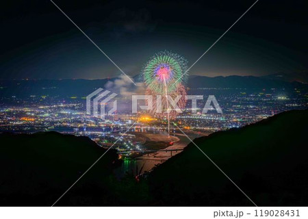 絶景の夜空に映える都市景観風景と夜花火「八代全国花火競技大会(さかもと八竜天文台)」(八代市坂本町) 119028431